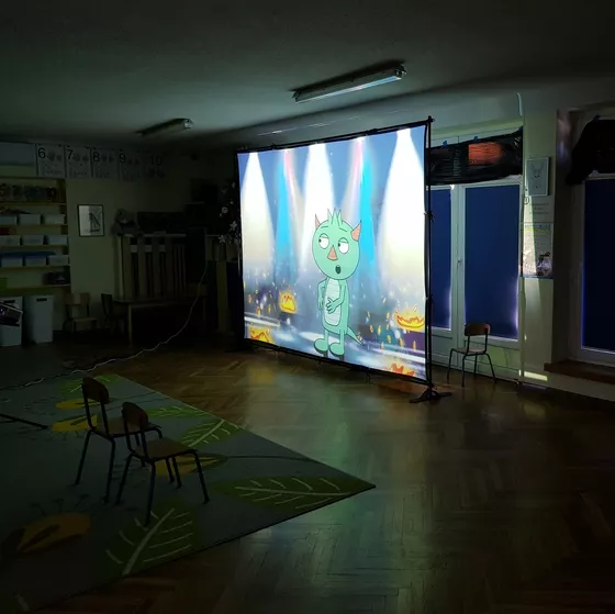 Ekran i scenografia rozstawione w sali